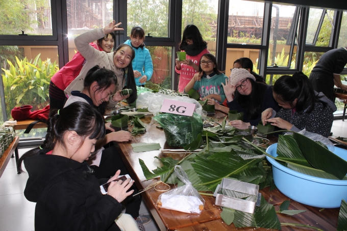Các bạn trẻ hào hứng tham gia gói bánh chưng.