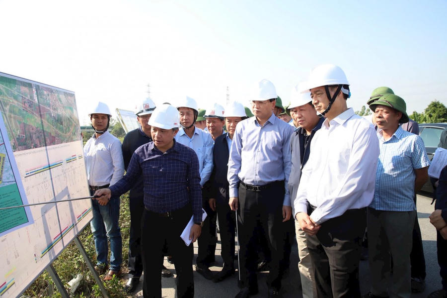Bí thư Thành ủy Hà Nội Nguyễn Duy Ngọc nghe báo cáo tình hình triển khai dự án đường Vành đai 4, đoạn qua địa phận tỉnh Hưng Yên. (Ảnh: Phạm Đăng).
