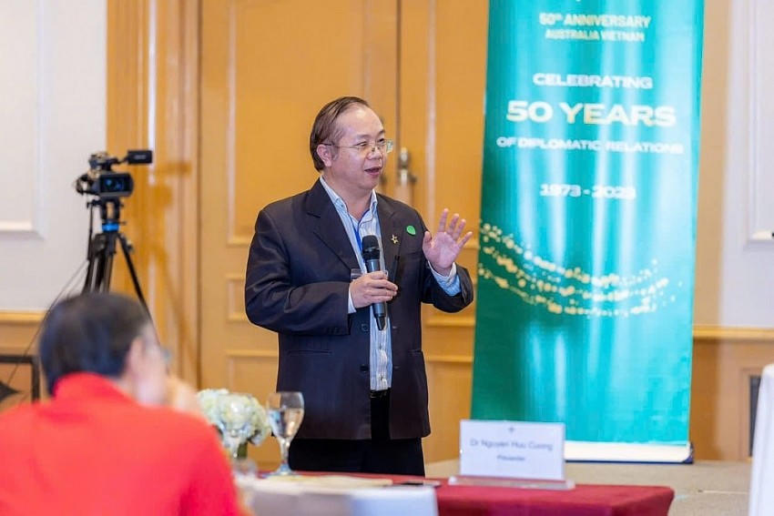 PGS.TS. Nguyễn Hữu Cương trình bày tại hội thảo quốc tế nhân kỷ niệm 50 năm thiết lập quan hệ ngoại giao Việt Nam – Australia