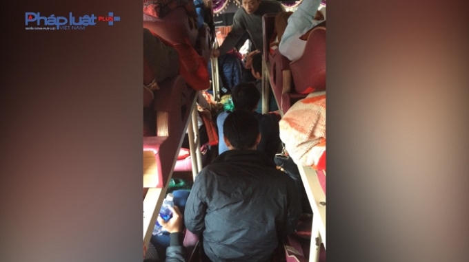 Sau khi bị lực lượng CSGT tỉnh Hòa Bình kiểm tra nhà xe S. vẫn ngang nhiên bắt khách, một người đàn ông lên xe.(Ảnh: Đình Quyết)