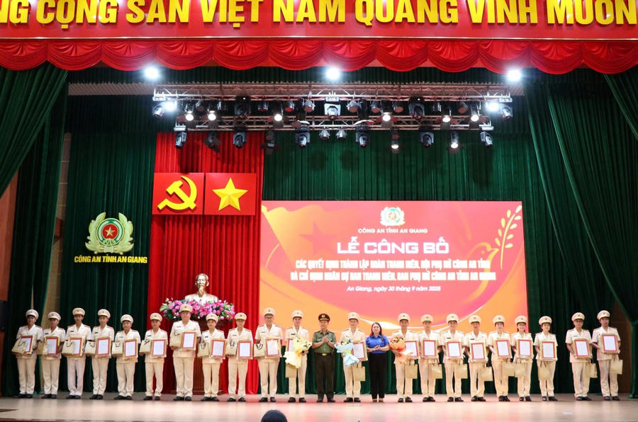 Đồng chí Đại tá Lê Phú Thạnh, Phó Giám đốc Công an tỉnh và đồng chí Thị Phương Hồng Phó Bí thư Thường trực Tỉnh đoàn An Giang trao quyết định chỉ định nhân sự và tặng hoa chúc mừng Ban Thanh niên Công an tỉnh nhiệm kỳ 2022-2027