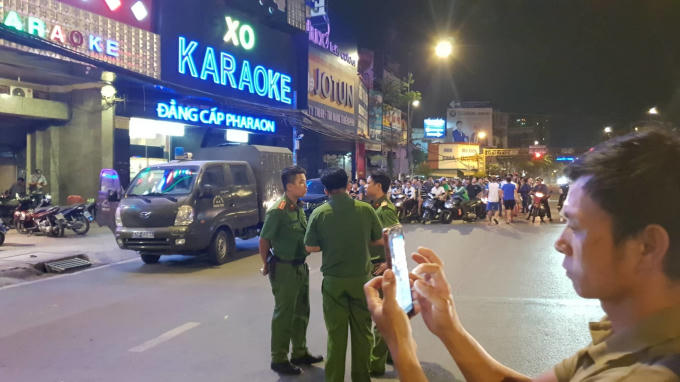 Lực lượng chức năng phong tỏa khu vực quán karaoke XO .