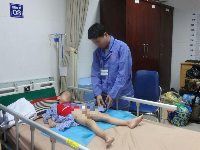 Một bệnh nhi đang điều trị sùi mào gà tại BV Da liễu Trung ương. Ảnh: Ngọc Nga