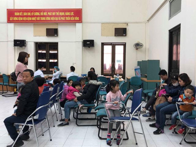 Nhiều phụ huynh không giấu nổi nét mặt đau lòng khi ngồi đợi kết quá xét nghiệm