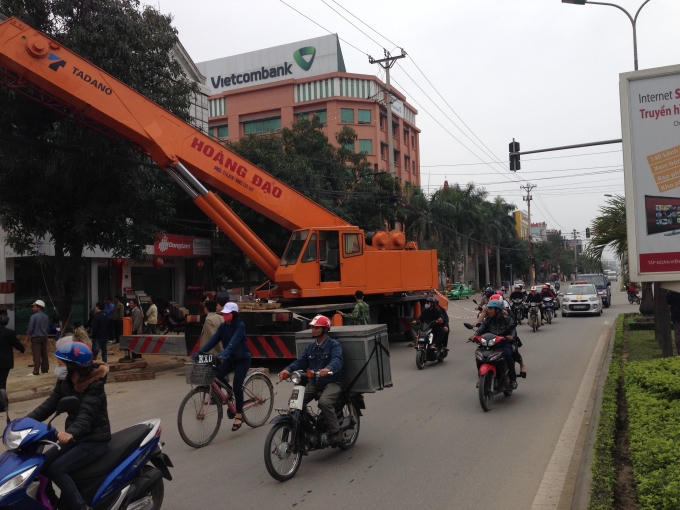 Những người qua đường đều phải ngước nhìn ngôi nhà làm bằng gỗ 5 tầng, rất may đến thời điểm hiện tại chưa có tai nạn nào xảy ra.