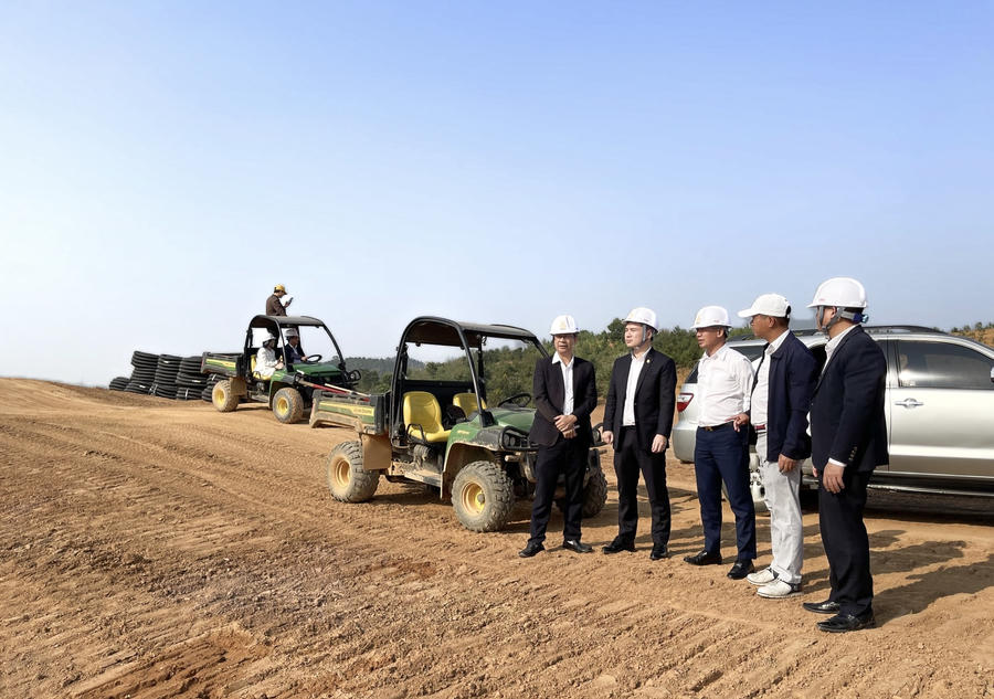 Ông Đỗ Vinh Quang, Phó Chủ tịch HĐQT kiêm Phó Tổng Giám đốc T&amp;amp;T Group (thứ hai từ trái qua) khảo sát công trường xây dựng sân golf Văn Lang Empire tại Tam Nông - Phú Thọ nhân dịp khánh thành Học viện T&amp;amp;T Golf Academy.