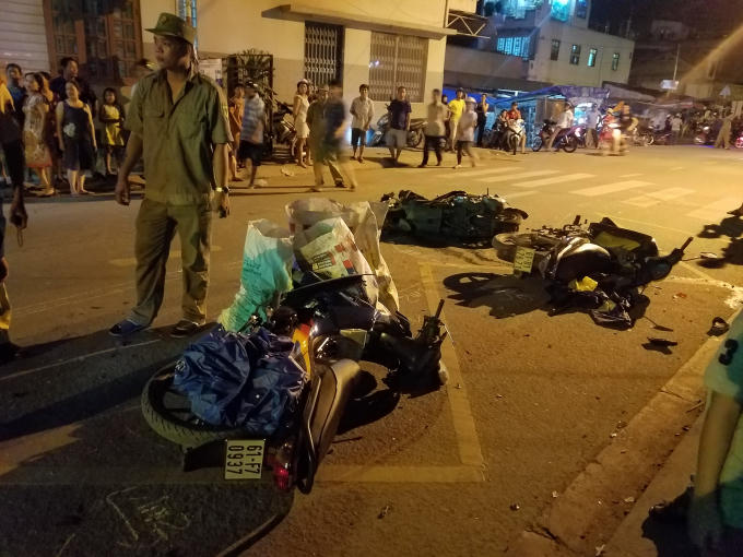 Xe máy nằm la liệt.