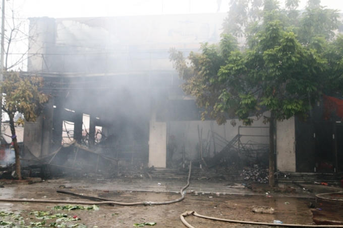 Hiệu sách Hương Khang, điểm cháy cuối cùng bùng phát và hiện tại vẫn đang còn một số điểm cháy dở.