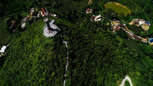 Khung cảnh hùng vĩ nơi đặt cột cờ Lũng Cú.