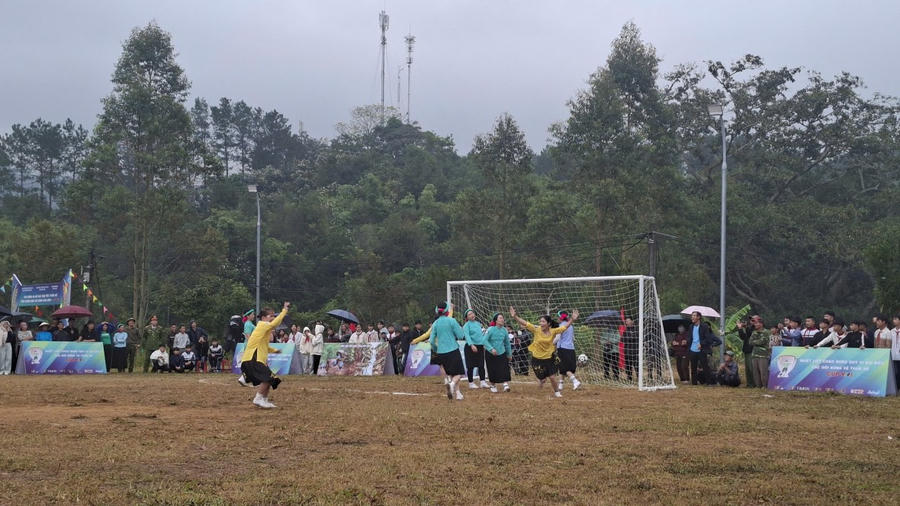 Niềm vui của đội Hòa An (Tuyên Quang) khi ghi bàn thắng vào lưới đội bạn.