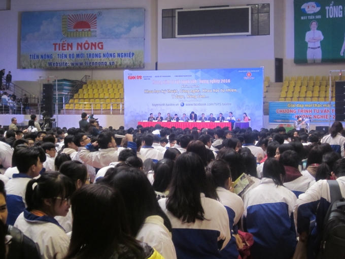 Rất đông học sinh các trường THPT tham dự chương trình để được tư vấn về mùa thi tuyển sinh 2016.