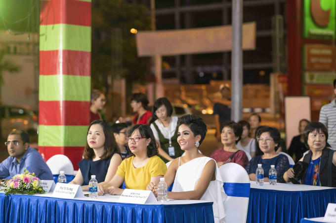 Hoa hậu H'hen Niê khoe vóc dáng ngày càng quyến rũ sau khi tăng cân