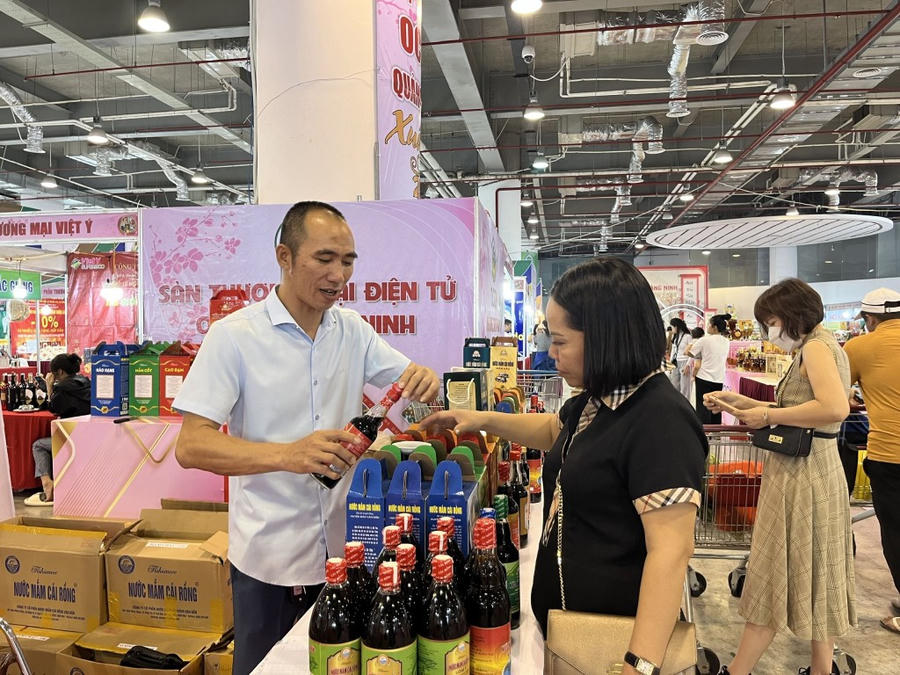 Khách hàng mua sắm tại Hội chợ xuân năm 2024.