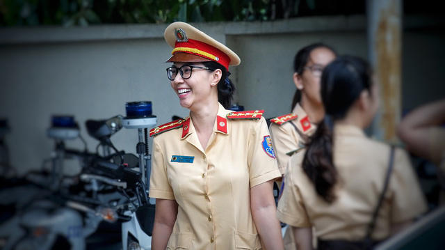 Nụ cười duyên dáng của nữ chiến sĩ.