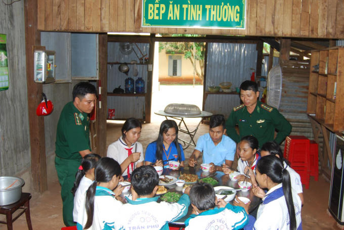 Thời gian qua, bếp ăn tình thương của các chiến sĩ đồn biên phòng cửa khẩu quốc tế Lệ Thanh (Gia Lai) đã giúp đỡ hàng trăm em học sinh là con em đồng bào dân tộc Ja Rai có bữa ăn trưa đầy đủ dinh dưỡng.