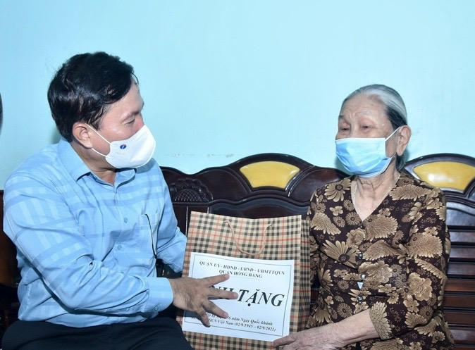 Bí thư Quận uỷ Hồng Bàng Lê Ngọc Trữ thăm, tặng quà mẹ Việt Nam Anh hùng Nguyễn Thị Hảo ở phường Thượng Lý.