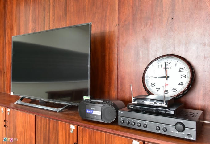 Bên cạnh đó, tivi, đài cassette được trang bị để phục vụ cho giờ học thêm trực quan, sinh động.