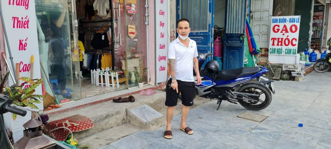 Anh Đỗ Kim Trọng trước của nhà mình, địa điểm bị nhóm đối tượng lạ mặt truy sát.