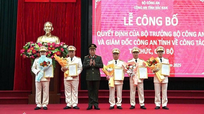 Đại tá Hà Văn Tuyên, Giám đốc Công an tỉnh Bắc Kạn trao quyết định bố trí, điều động đối với cán bộ.