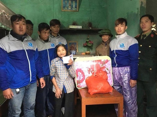 Nhóm tình nguyện của câu lạc bộ Exciter Hải Hà trao quà cho các gia đình có hoàn cảnh khó khăn. Ảnh: Vinh Dự