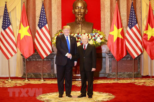 Tổng Bí thư, Chủ tịch nước Nguyễn Phú Trọng chào mừng Tổng thống Donald Trump. Ảnh: TTXVN