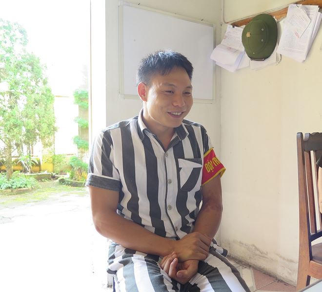 Phạm nhân Lành chia sẻ với phóng viên câu chuyện cuộc đời mình