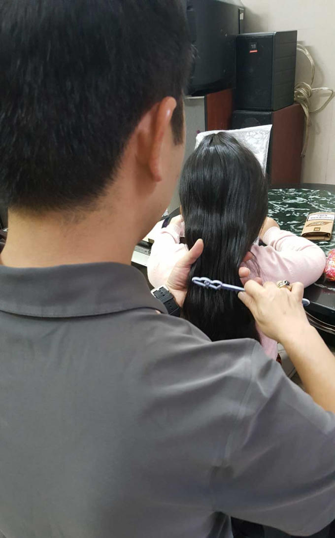 Bố buộc tóc cho con gái trước giờ đưa con đi học. Ảnh NVCC.
