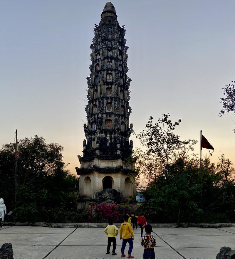 Tháp Cửu Phẩm Liên Hoa cao 32 m, có 8 mặt, dựng năm 1927