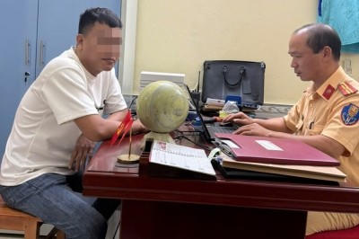 Công an chức năng lập biên bản xử phạt ông N.