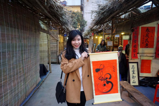 Bạn Phương Anh rất phấn khởi với chữ "Thuận" vừa được viết xong còn chưa khô mực.