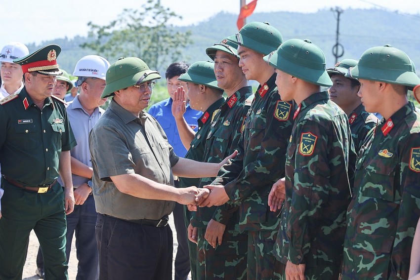 Thủ tướng động viên các lực lượng thi công tại vị trí cột móng VT369 trên địa bàn xã Dân Chủ - cột điện cao nhất dự án vượt sông Lô, cao 130 m, nặng 360 tấn - Ảnh: VGP