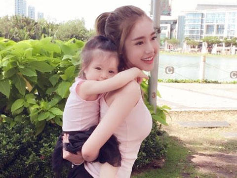 Trông gương mặt cô bé có vẻ thích thú khi được mẹ cõng trên lưng. Ảnh: facebook.