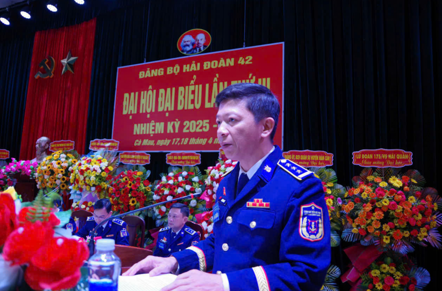 Thượng tá Vũ Đình Ngà - Ủy viên Ban thường vụ, Phó chính ủy Hải đoàn 42 duy trì thảo luận và kết luận các ý kiến đóng góp văn kiện Đại hội XIV của Đảng