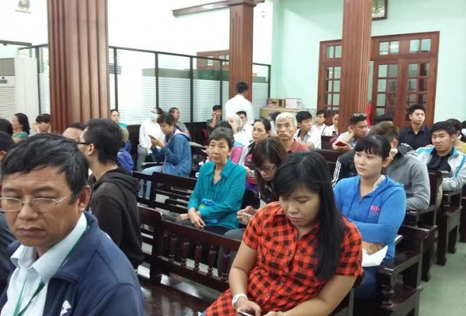 Nhiều người dân ngồi chờ đến lượt làm thủ tục cấp thẻ căn cước tại PC64.