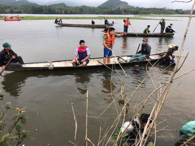 Lực lượng chức năng tìm kiếm tung tích bé gái.