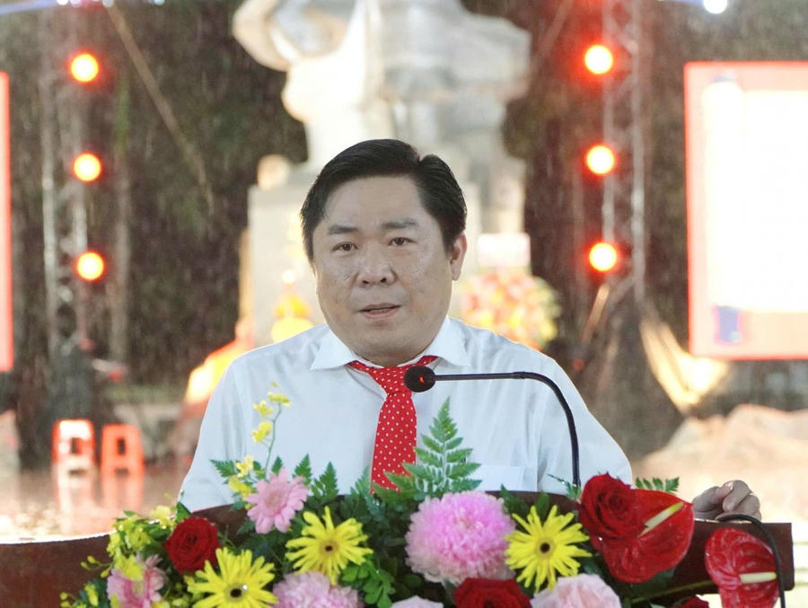 Ông Mai Quốc Thắng - Chủ tịch UBND TP Hà Tiên phát biểu tại đêm khai mạc lễ hội