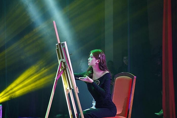 Lại Thị Thanh Xuân (SBD 52) nổi bật giữa dàn thí sinh với phần thi vẽ tranh “hoa sen” thể hiện sắc đẹp tựa liên hoa.