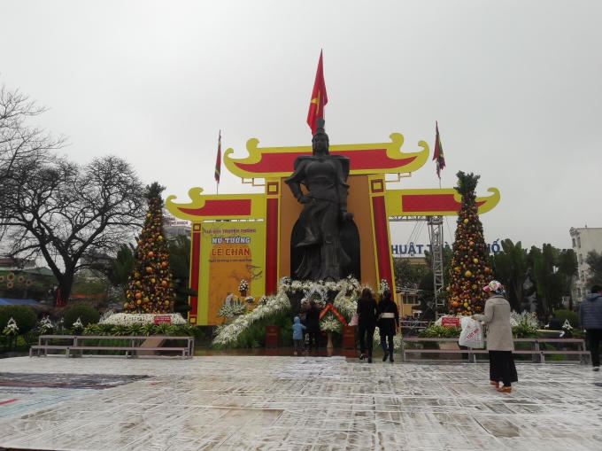 Tượng đài Nữ tướng Lê Chân trước giờ khai hội (Ảnh: Văn Khúc).