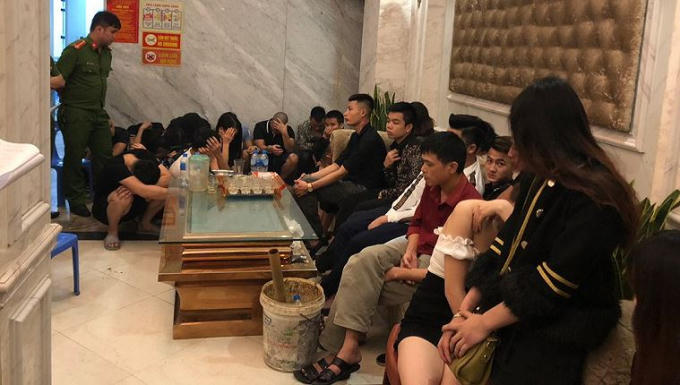 Hưng Yên: 7 cô gái 'thác loạn' với cả chục trai làng lúc 0h