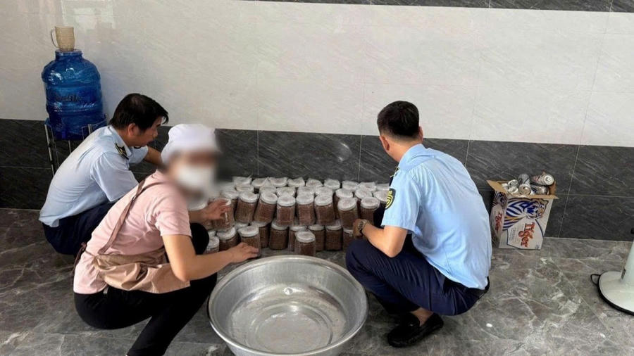 Đội QLTT số 4 tiến hành thu giữ số hàng hoá để xử lý theo quy định.