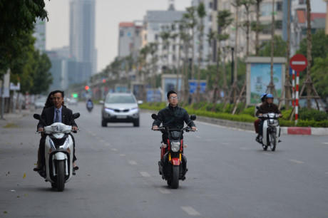 Chiều mùng 2 Tết, nhiều tuyến đường ở Hà Nội vẫn vắng vẻ, thoáng đãng. Nhiều người dân đi xe máy không đội mũ bảo hiểm. Hình ảnh tại phố Trung Kính, quận Cầu Giấy lúc 16h30.