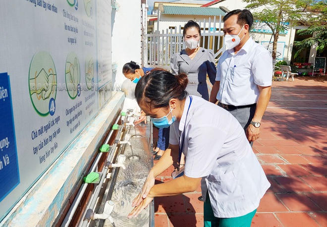 Lãnh đạo Sở Giáo dục và Đào tạo Thái Nguyên kiểm tra hệ thống nước sạch dùng để rửa tay trước khi vào lớp tại Trường Mầm non Hóa Trung (Đồng Hỷ).