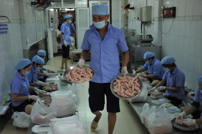 Công nhân làm việc thủ công ở nhà hàng Trần Công Châu để cho ra những sản phẩm nem chua rán thơm ngon.