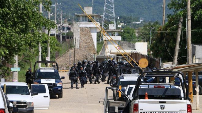 Cảnh sát Mexico có mặt phong tỏa hiện trường. (Ảnh: Reuters)
