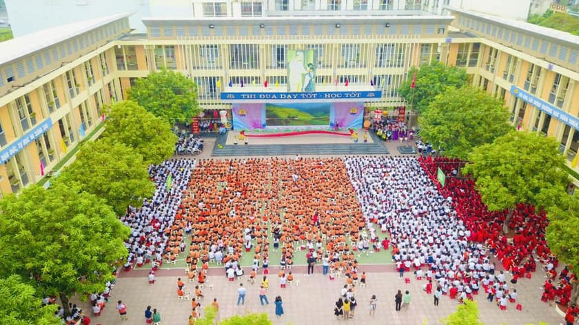 Gần 500 học cùng thể hiện vũ khúc