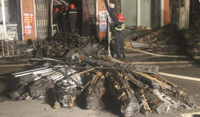 Nhiều đồ vật cùng các vật liệu làm khung tranh, ảnh bị thiêu rụi.