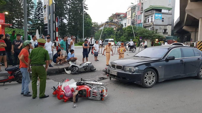 Chiếc xe ôtô BMW gây tai nạn, tông hàng loạt xe trên đường.
