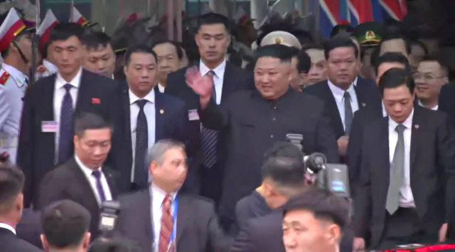 Ông Kim Jong-un tươi cười sau khi bước xuống đoàn tàu.