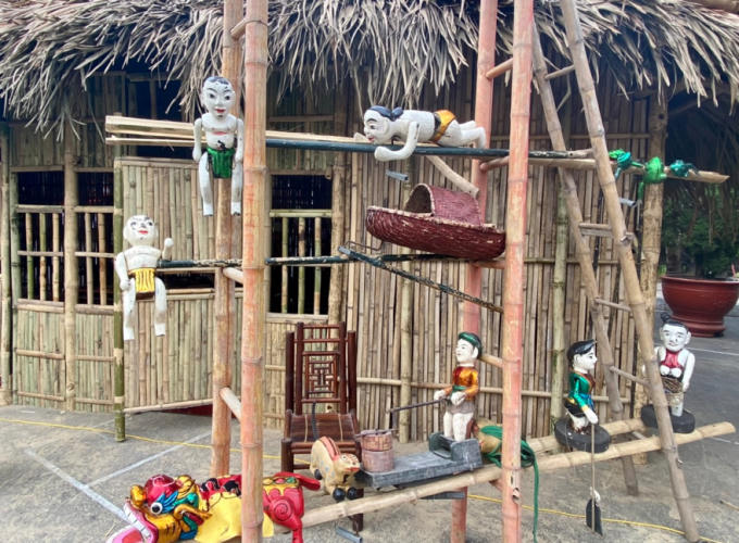 Các vật dụng như thuyền nan, cố xay lúa, cố giã gạo, công cụ cày bừa, cần câu cá … với mực đích tái hiện lại cuộc sống nông thôn của người Đồng bằng Bắc bộ xưa.