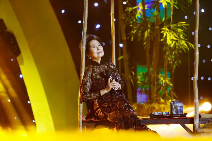 Phi Nhung đẹp hút hồn với áo dài trắng